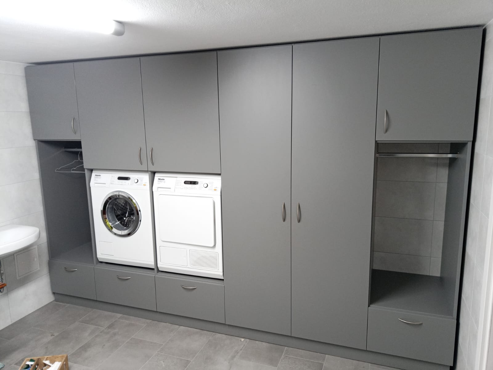 Schrank mit Waschmachine und Trockner