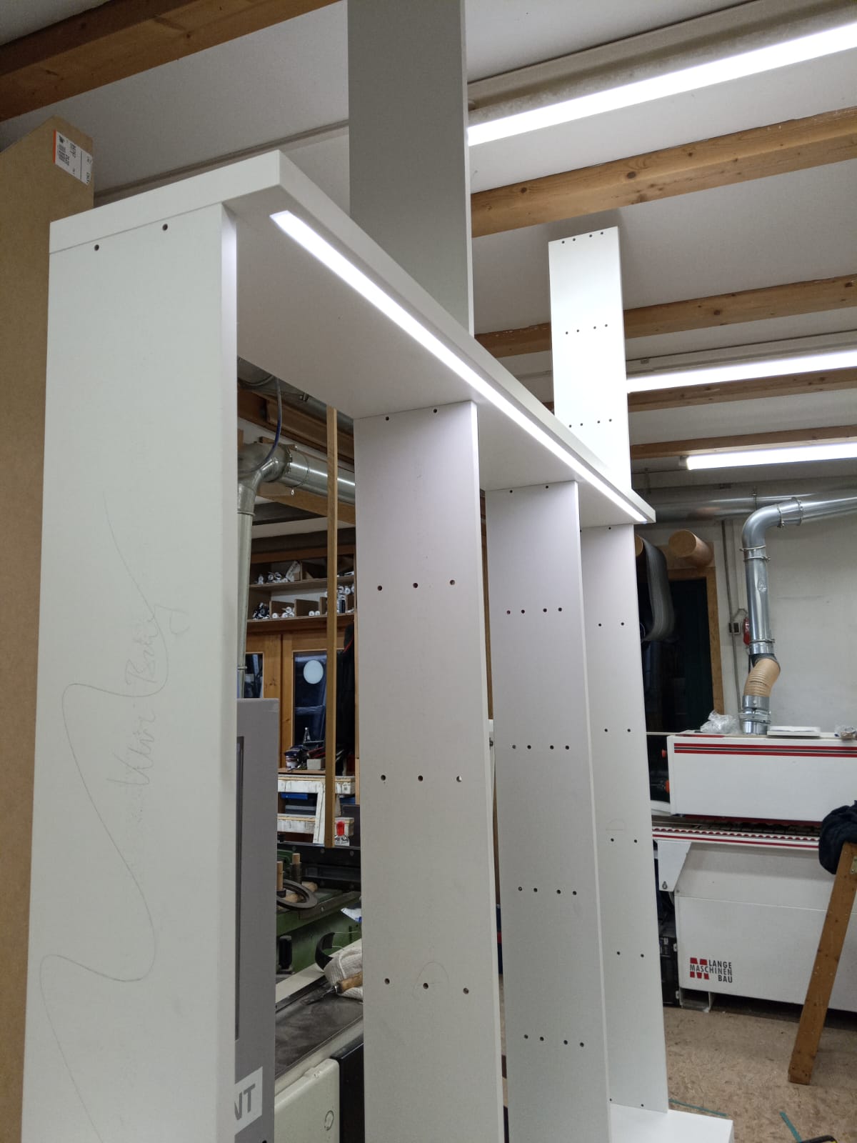 Unfertiger Schrank mit LEDs