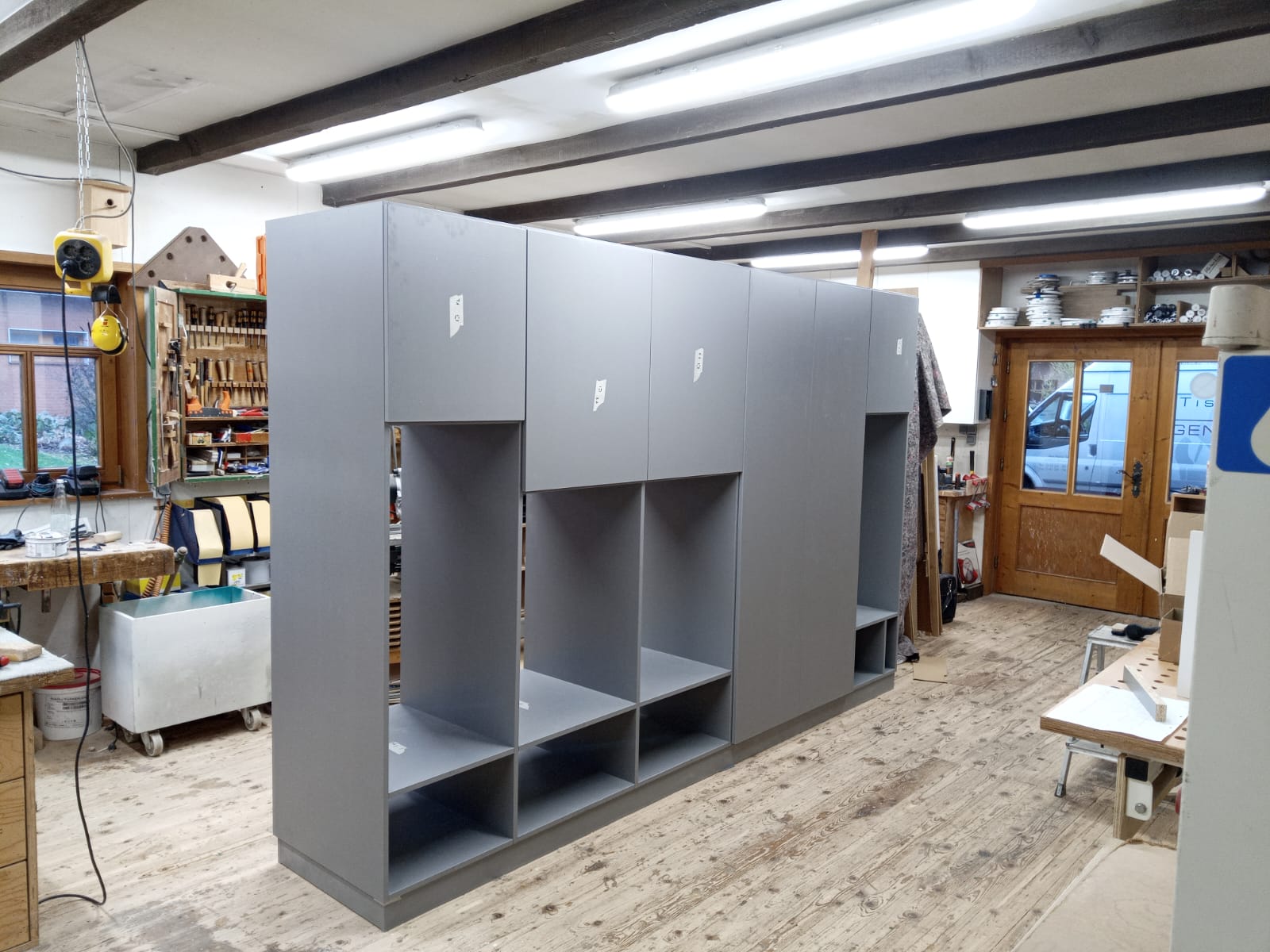 Ein grauer Schrank