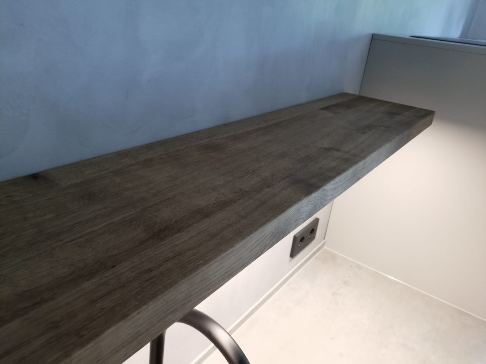 Ablageflaeche in Kueche mit LEDs