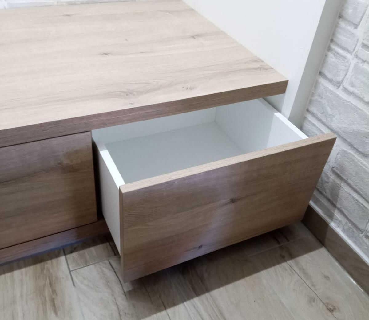 Schrank mit Schublade